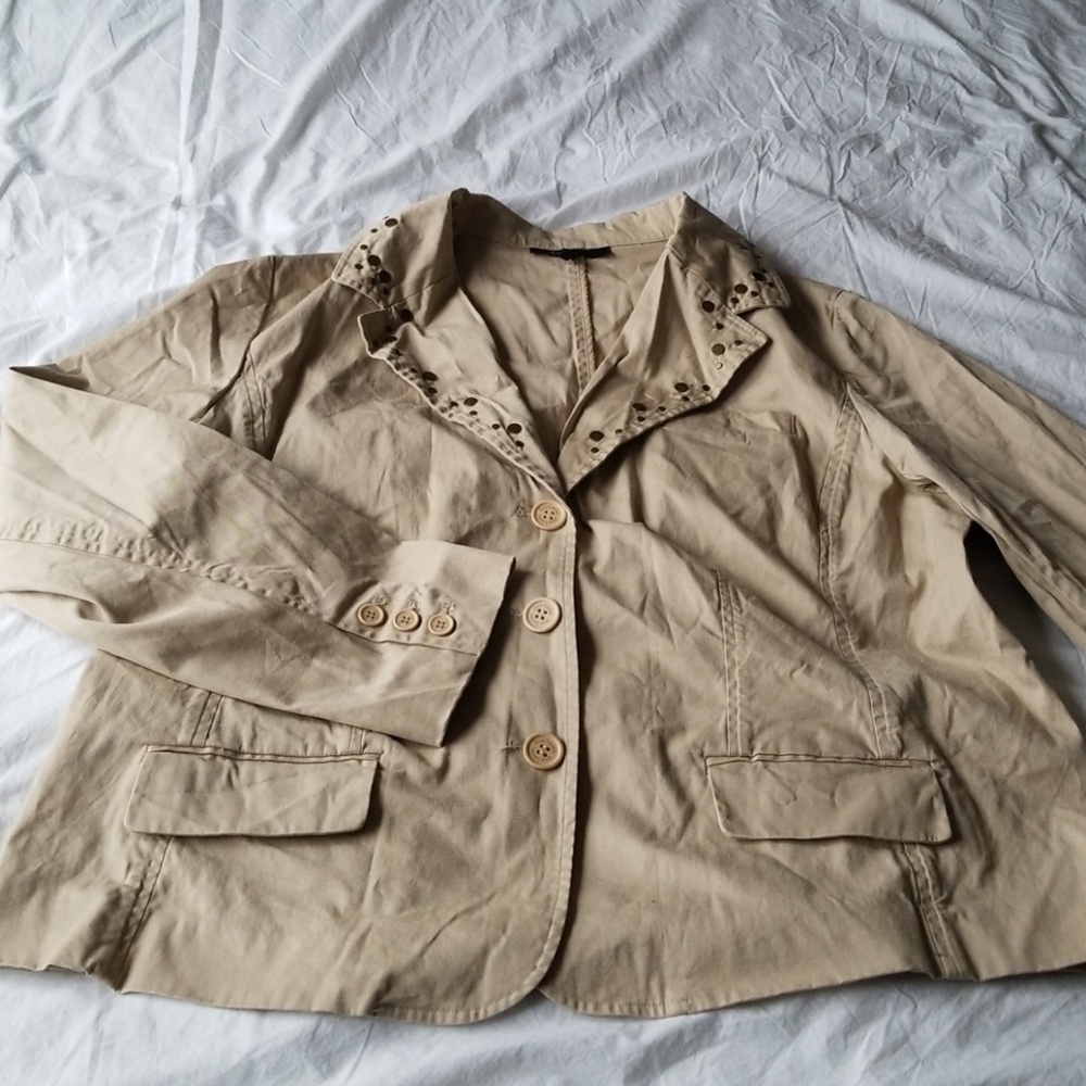 Khakis blazer with brass detail